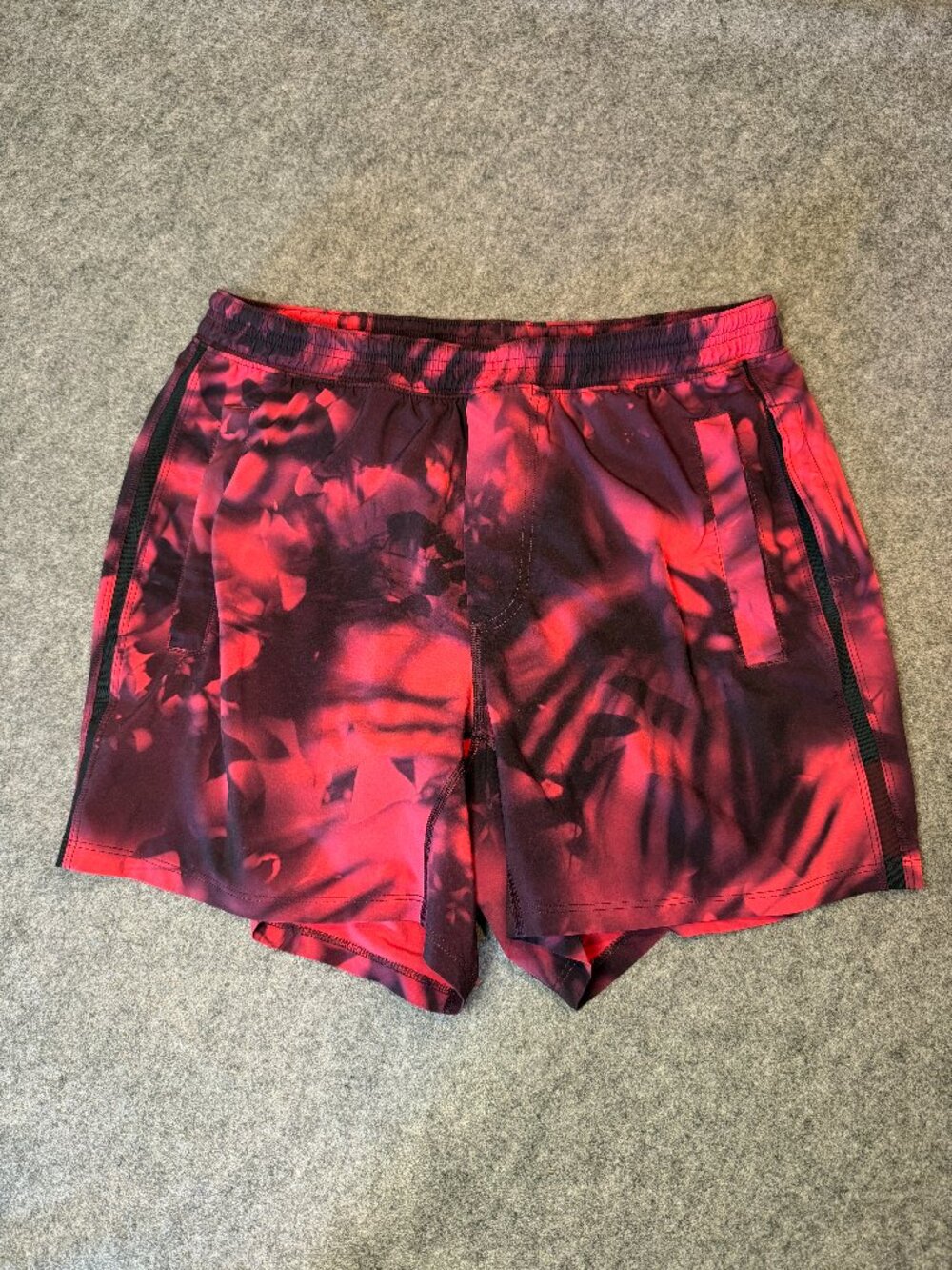 Lululemon Men’s Lined Training Shorts Floral Red Burgundy Size Large